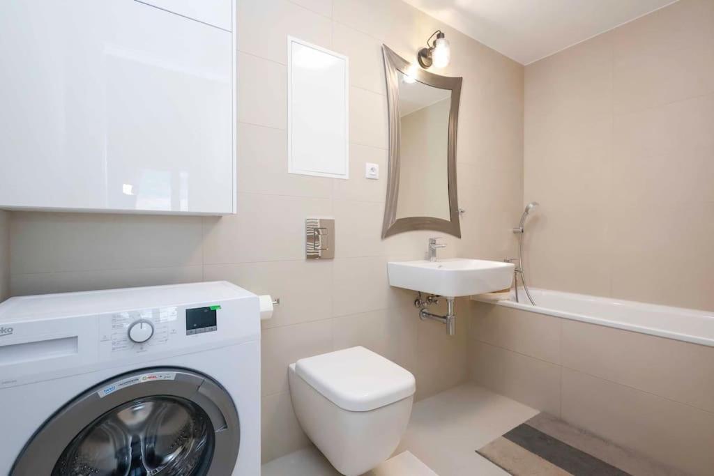 Danubius One - Spacious Apartment W Free Parking Bratislava Exteriér fotografie